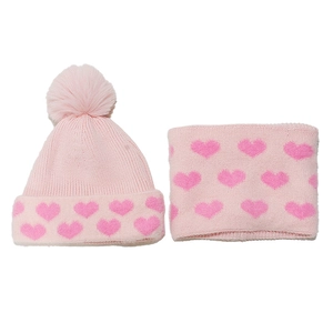 Dettaglio del motivo a cuore rosa sul set invernale in maglia con cappello e sciarpa