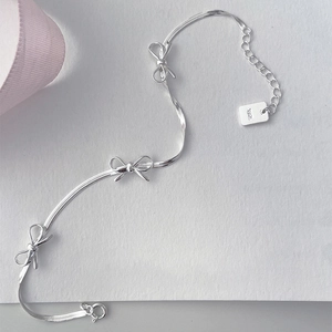 Détail du bracelet chaîne serpent en argent sterling S925 avec nœud et fini brillant