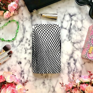 Custodia nera per telefono a rete su marmo bianco con accessori moda femminili