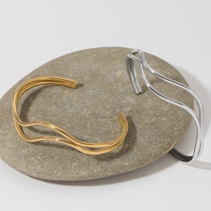 Minimalist double-layer wavy open bangle in polished gold and silver finishes