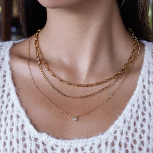 Collier multicouche en acier titane doré avec pendentif en zircon et chaîne trombone