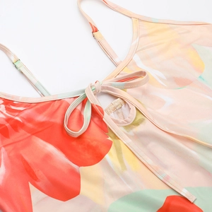 Details verstellbarer Träger und hohler Schnürbogen am Kleid mit Blumendruck