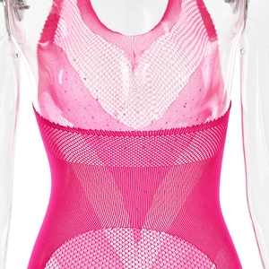 Close-up van de roze mesh bodysuit rug met focus op de geweven textuur en ontwerpdetails