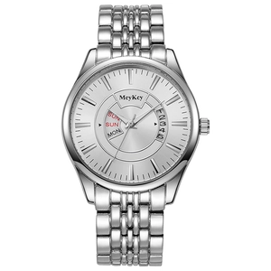 Vue détaillée du cadran argenté avec affichage du jour et de la date et bracelet acier
