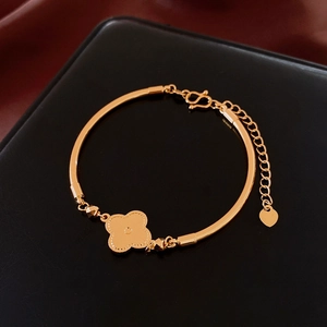 Dettaglio del bracciale a quadrifoglio placcato oro 18k con ciondolo a cuore e chiusura