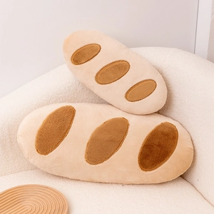 Coussins en peluche baguette créatifs en deux tailles sur un canapé crème doux