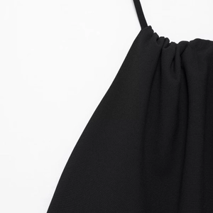 Elegantes schwarzes Neckholder-Minikleid mit Plüschbesatz und rückenfreiem Design