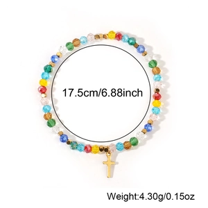 Kleurrijke kralenarmband met gouden kruisje en afmetingen van het product
