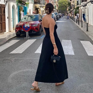 Elegantes schwarzes trägerloses Maxikleid an einem Model in einer europäischen Straße