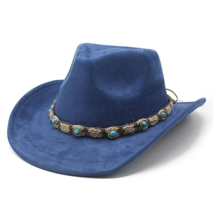 Détail d'un chapeau de cowboy en daim bleu avec perles turquoise et ruban tressé