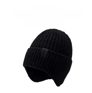 Gros plan du bonnet d'hiver en tricot épais avec cache-oreilles et logo GZ-ZM