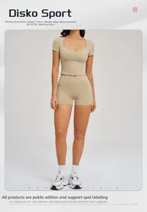 Détail du short de sport taille haute croisée et du haut en tissu extensible beige