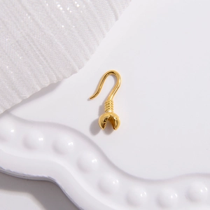 Gros plan d'un fermoir crochet lotus doré en argent S925 pour bijoux DIY