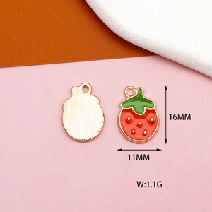 Détail du pendentif fraise émaillé rouge avec dimensions 16x11mm et dos doré texturé