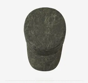 Vue de dessus montrant le tissu délavé texturé de cette casquette militaire olive vintage
