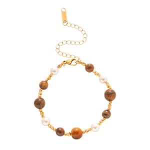 Bracelet perlé plaqué or avec pierres œil de tigre et perles sur fond blanc
