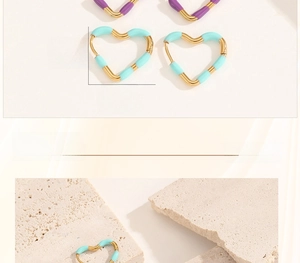 Detail view of wavy heart earrings in teal and purple enamel with size 1.7cm x 2cm