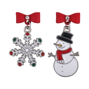 Detail von Weihnachts-Emaille-Ohrringen mit Schneeflocke, Schneemann und roten Schleifen
