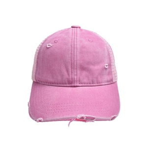 Detalle del frente de algodón rosa desgastado y la parte trasera de malla de esta gorra sport