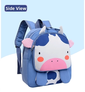 Vista lateral de la linda mochila de vaca azul para niños pequeños de preescolar