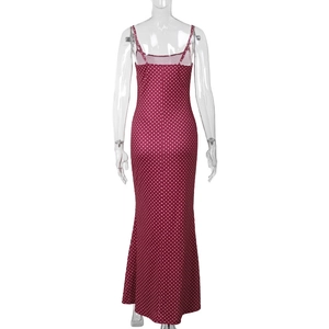 Dettaglio del retro dell'abito rosso a pois con taglio aderente e orlo a sirena elegante