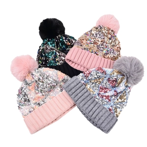 Berretti in maglia con paillettes da donna, pompon in pelliccia e polsini a coste