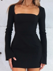 Détail d'une robe courte moulante noire avec encolure carrée rétro et manches longues