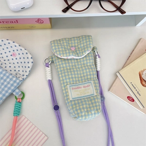 Borsa trapuntata a quadri gialli e blu con tracolla viola e chiusura a forma di cuore