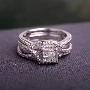 Macro di pietra quadrata taglio princess e diamanti halo su un set di anelli da tre pezzi