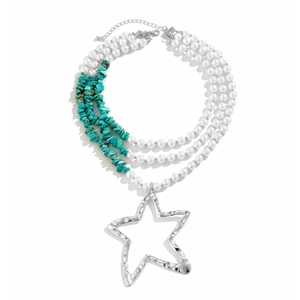 Detail van gelaagde turquoise kralen met een grote gehamerde zilveren sterhanger