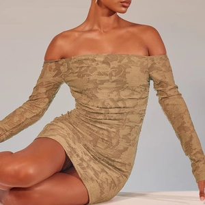 Robe courte dentelle vert olive à épaules dénudées avec manches longues et fleurs 3D