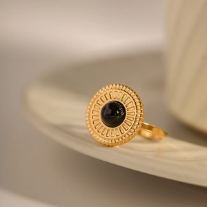 Anello minimalista in acciaio dorato con disco di onice nero e raggio di sole