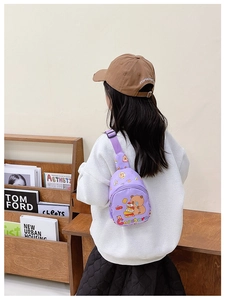 Gros plan d'un sac bandoulière violet Capybara pour enfants avec des motifs mignons