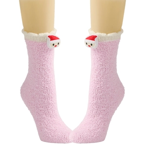 Nahaufnahme rosa Flauschsocken aus Korallenvlies mit süßem 3D-Weihnachtsmann-Dekor