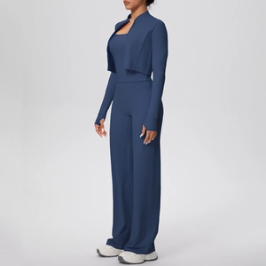 Détail d'un ensemble de fitness 3 pièces bleu marine avec veste, débardeur et pantalon de yoga