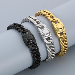 Détail de bracelets gourmettes noirs, argentés et dorés avec fermoirs carrés sur support