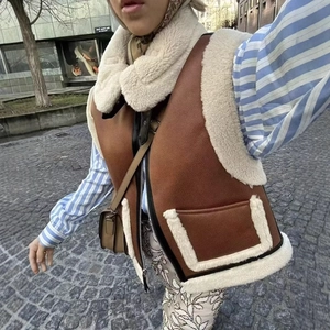 Gilet classique en daim marron avec col en fourrure blanche et fermeture éclair femme