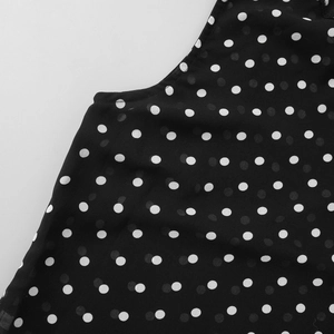 Détail du tissu en mousseline noire semi-transparente à pois blancs et sa texture