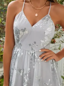 Dettaglio vestito in tulle azzurro con paillettes floreali argento e scollo a V fine