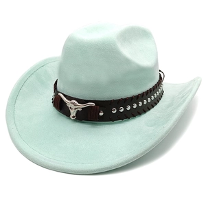 Dettaglio di cappello da cowboy verde menta in finta pelle scamosciata con borchie e toro