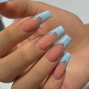 Faux Ongles À Presser French Tip Bleu Clair Forme Cercueil Longue Avec Ligne Pailletée Argentée Pour Femmes