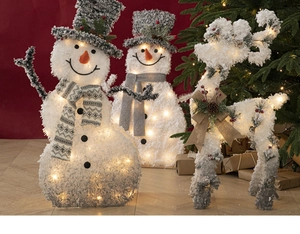 Nahaufnahme der leuchtenden weißen Plüsch-Schneemann- und Rentier-Weihnachtsdekorationen