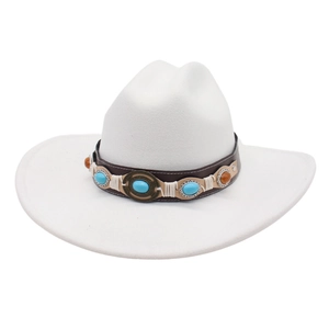 Detalle de sombrero de fieltro blanco con banda étnica de cuentas turquesas y de ámbar