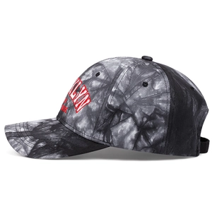 Dettaglio del ricamo 3D BROOKLYN rosso su cappellino da baseball in cotone tie-dye nero