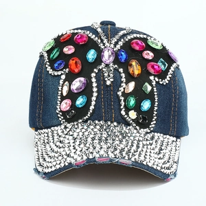 Casquette en jean pour femme avec papillon en cristal coloré et visière cloutée