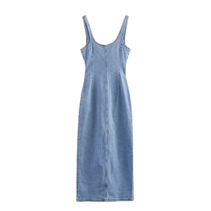 Abito midi in denim azzurro slim fit con spalline larghe e dettaglio bottoni