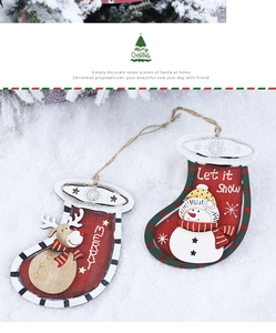 Pendentifs de Noël rustiques en bois avec renne et bonhomme de neige sur décor neige