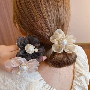Chouchous fleurs en organza avec perles et strass élégants, disponibles en trois couleurs