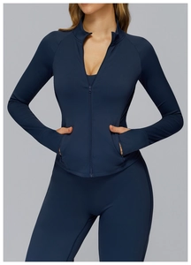 Détail de la veste de yoga bleu marine avec poignets passe-pouce et fermeture éclair