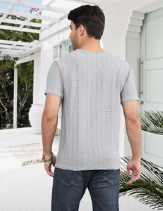 Dettaglio della trama a nido d'ape traspirante sul retro di una t-shirt grigia da uomo slim